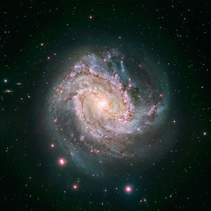 imagem composta da galáxia M83