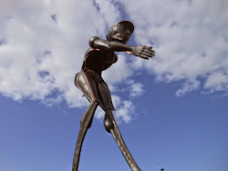 Na kraji obce Švábov se vyjímá socha „Vítajícího“ od uměleckého kováře Davida Habermanna. Kovová figurální plastika je alegorií božích muk, jejím hlavním motivem je uvítání poutníků. K příchozím se sklání postava podávající ruku a vybízející posadit se na dřevěnou lavičku, která je součástí plastiky. Socha je výstupem projektu „Za sochami Regionem Renesance“.