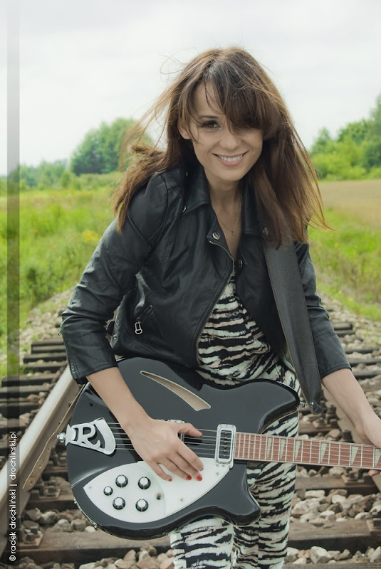 © www.drochlinski.pl, www.anetafigiel.pl, Aneta Figiel, Jaka to melodia?, solowa płyta Anety Figiel, Gitarowe Figle, guitar girl, Rickenbacker, fotograf warszawa, fotograf ząbki, zdjęciowa sesja muzyczna warszawa