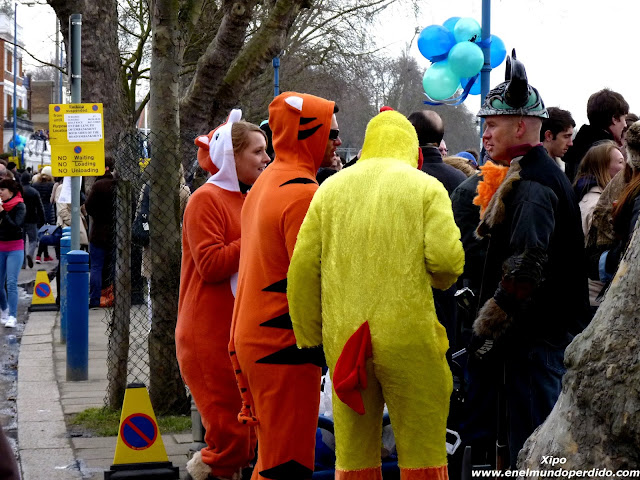 gente-disfrazada-en-la-regata.JPG