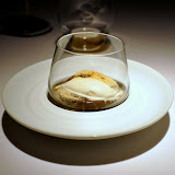 Chocolat grand cru (tout de suite reconnu le Guanaja de Valrhona quon consomme par kilo à la maison !), glace à lhuile dolive, pain émietté et noisettes rôties. Une réinterpréation du fameux chocolat à lhuile, sel et pain très présent en Catalogne.