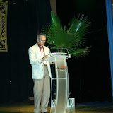 Representante del ganador, recitando su trabajo.