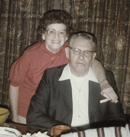 [Dad%2520%2526%2520Mom%2520at%2520Joe%2520%2526%2520Judy%2527s%2520001%255B3%255D.jpg]