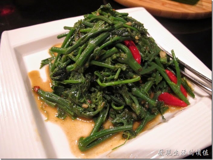 台北-香米泰國料理。蝦醬龍鬚菜。老實說色相有點差，而且蝦醬的味道也不太夠，吃起來普普。