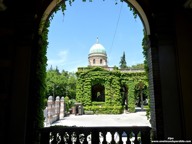 Interior-cementerio-de-Mirogoj-en-Zagreb.JPG