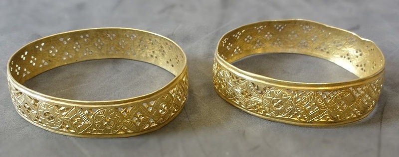 [Hoxne_Hoard_two_gold_bracelets_side%255B4%255D.jpg]
