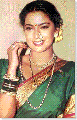 crescent shaped bindi worn by Maharashtrian bride