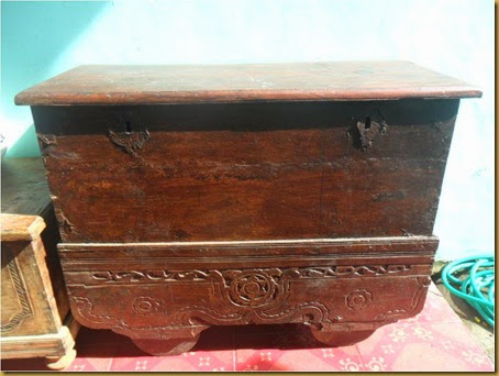 Grobok tua ukiran, kayu jati ukuran 110 x 49 x 85 cm, dulu digunakan untuk menyimpan harta Grobok tua ukiran, kayu jati ukuran 110 x 49 x 85 cm, dulu digunakan untuk menyimpan harta