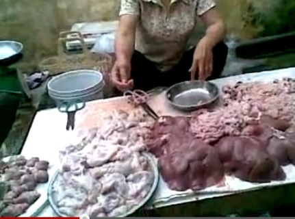 Lòng lợn non trong chợ T.P từ lâu là món ăn khoái khẩu của nhiều công nhân và người dân ở Thái Bình