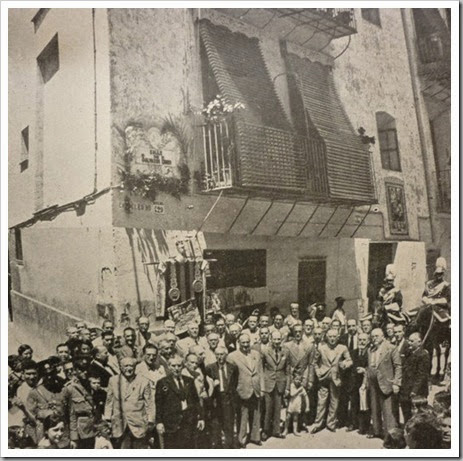 1905 - Comisión de l'Antigor al descubir la placa. Foto Lázaro. 1905