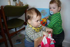 William og Theodor leger sammen &ndash; 14-mar-2010