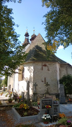 Při pozdně barokní rekonstrukci kostela v roce 1805 byla přistavěna hlavní loď se zvonicovou věží. Ke kostelu patří dodnes používaný hřbitov.