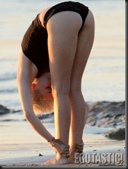 miley-cyrus-bikini-yoga-in-costa-rica-15-675x900