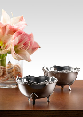 Silver bowl with a thick detailed edge.