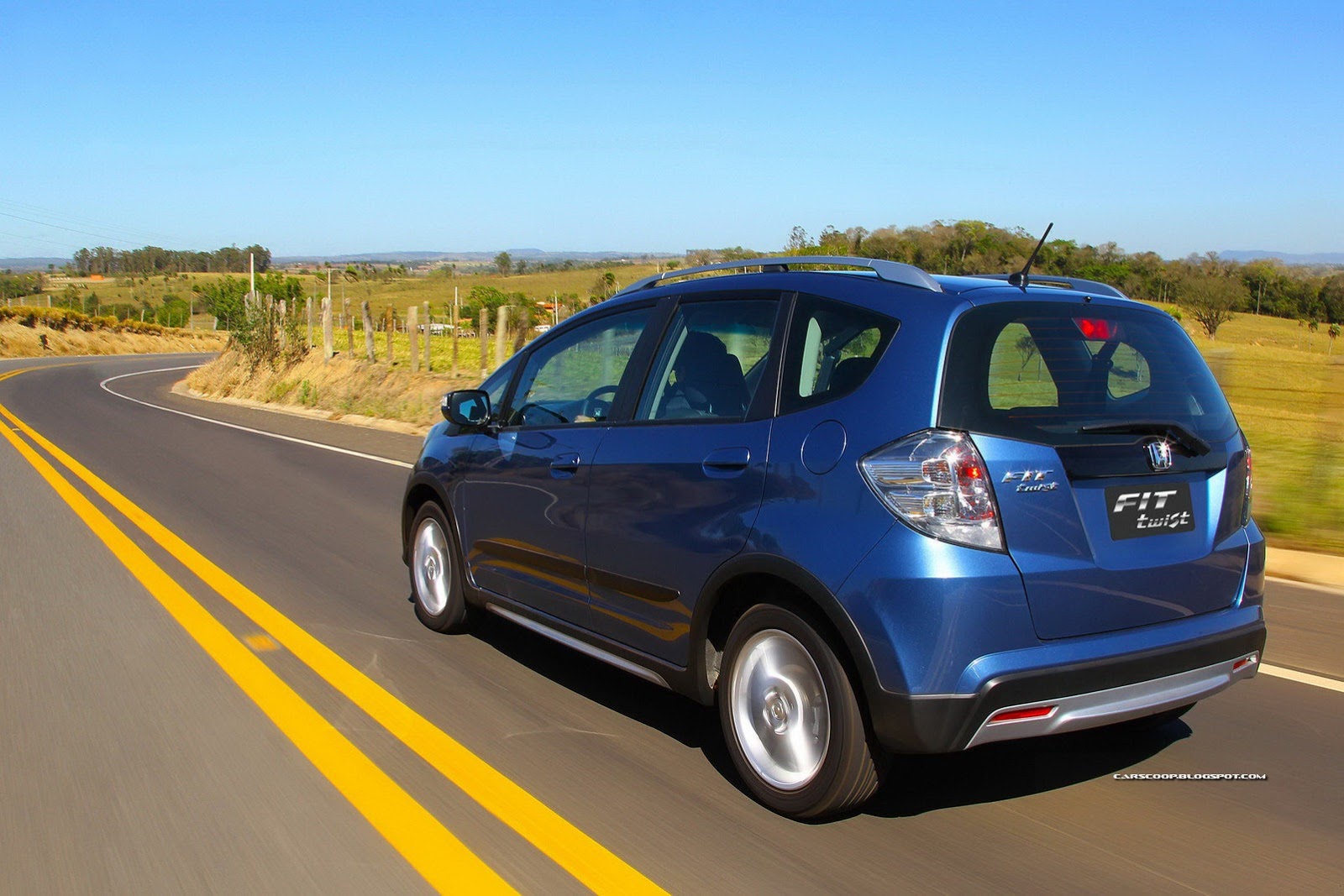 2013-Honda-Fit-Twist-17[2].jpg