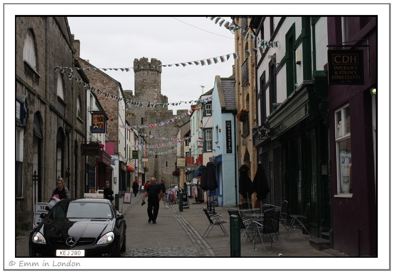 [Looking-towards-Caernarfon-Castle3.jpg]