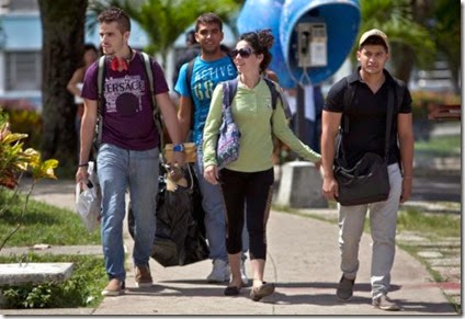 Estudiantes-cubanos-salen-de-la-Universidad-Central
