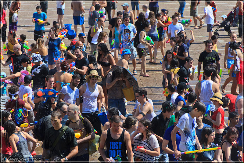 il/Настоящее мочилово в центре Тель Авива (20110701 ta water war 051 6797)