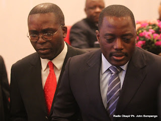 De droite à gauche, Le président de la RDC Joseph Kabila et le ministre des Finances Matata Ponyo, qui a présidé le caucus africain le 03/08/2011. Radio Okapi/ Ph. John Bompengo