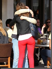 jessica-alba-red-pants-beverly-hills-07-675x900