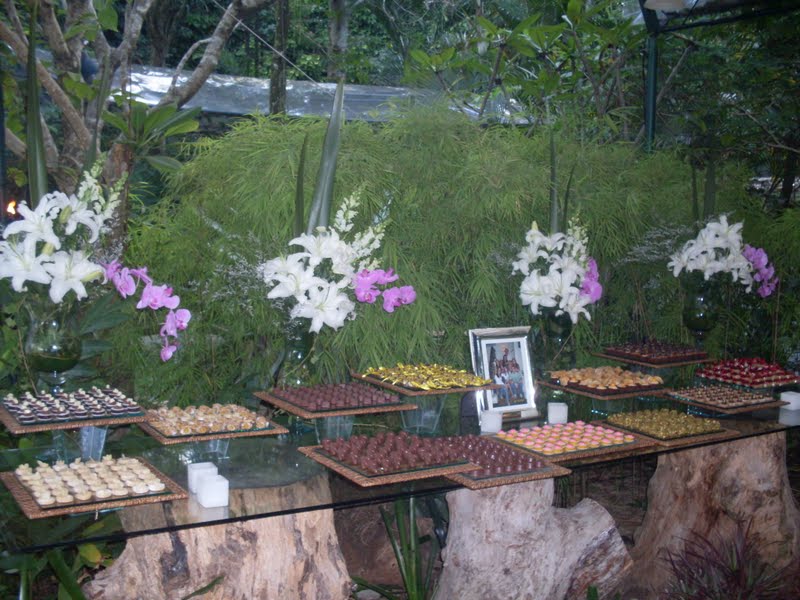 Fotos de Festa. Foto numero 11474. Fotografia (fotografias) da Decorart, uma empresa especializada em decoração floral para todo tipo de evento: casamentos em igrejas, sítios ou praias, recepções e festas em geral, eventos corporativos e aniversários. Um dos pontos altos do trabalho são os bouquets para noivas. Atua em todo o Rio de Janeiro, RJ. bouquet noiva buque de flores buquet bouquets rosas buquê noia noivas buques decoracao para igreja gerberas decoração casamento decorações eventos