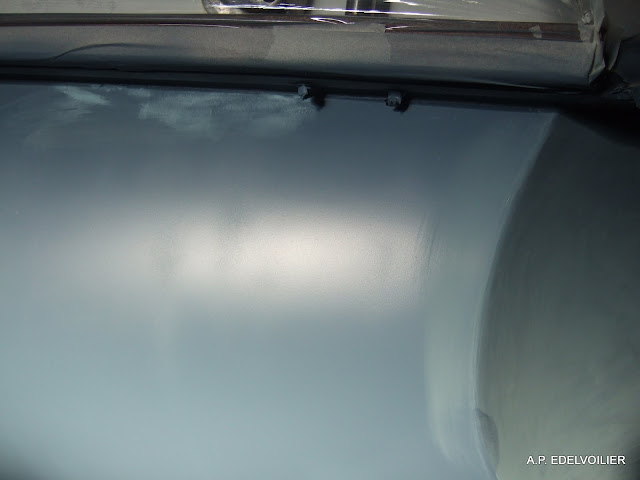 Après la première pose de sous-couche on fait quelques retouche à l'époxy. Après séchage faut encore reponser. Mais cette fois au grain 380.