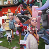Falla Sant Vicent-Periodista Azzati 2010. Francisco Camps amb un vestit de Milano.