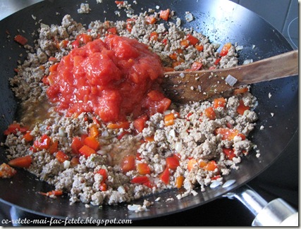 Chili con carne - adaugam rosiile tocate Chili con carne - adaugam rosiile tocate