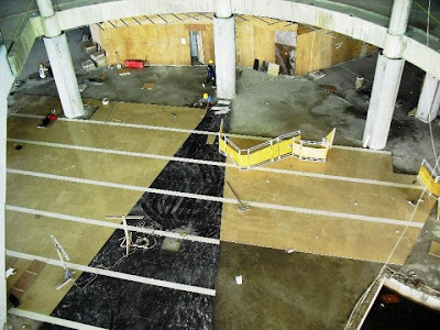 Pemasangan Keramik di Main Atrium