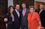 Pablo Roemmers saluda al Embajador y su mujer Patricia junto Inés de Lafuente Lacroze.