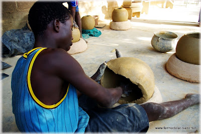 Démonstration de fabrication d'un canari, une poterie sphérique. Démonstration de fabrication d'un canari, une poterie sphérique.
