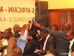 Quelques journalistes à la recherche du son, lors du Caucus Africain le 3/8/2011 à Kinshasa. Radio Okapi/ Ph. John Bompengo