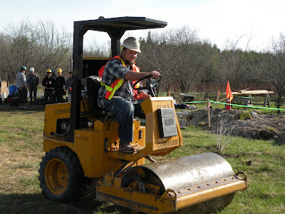Jason Coward, one of the heads of foundation, on the compactor.<br />
©MVG.