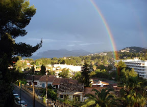 We are lucky: the view with rainbow directly beside the house.