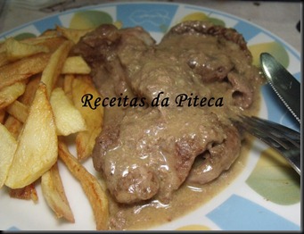 Bifes de vaca com molho de mostarda Bifes de vaca com molho de mostarda