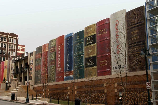 Estacionamento-Biblioteca-Kansas-Estados-Unidos-Fachada-Livros