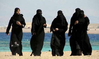 arab_girls_on_beach