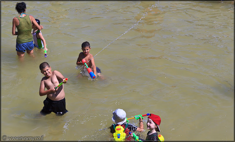 il/Настоящее мочилово в центре Тель Авива (20110701 ta water war 012 6711)