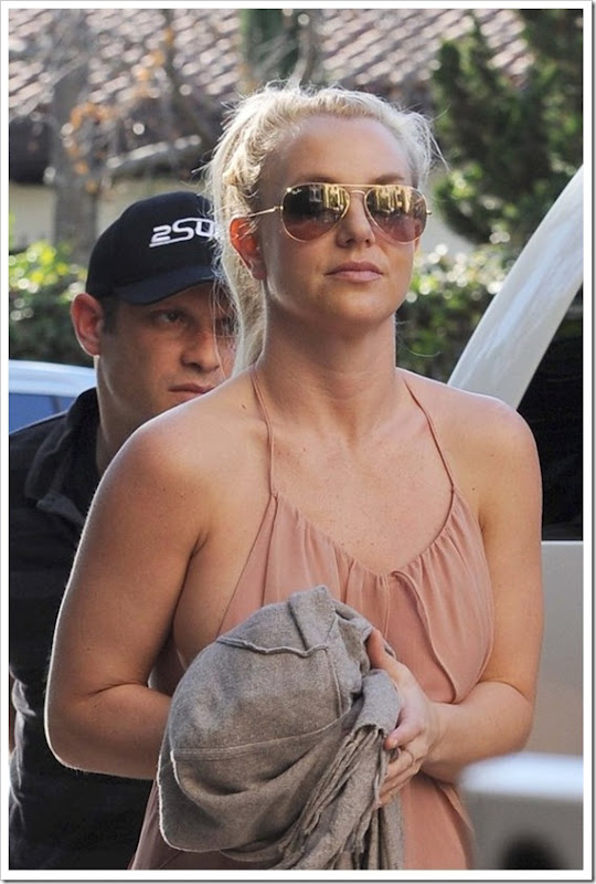 Britney Spears Without wear Her Engagement Ring