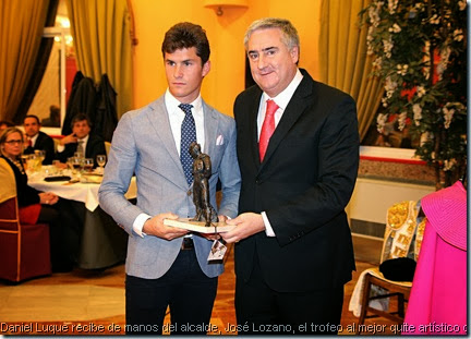Daniel Luque recibe de manos del alcalde, José Lozano, el trofeo al mejor quite artístico que patrocina el Ayuntamiento