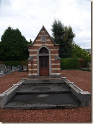 Op het kerkhof van Heers: grafkapel en grafsteen van de burggraven Desmaisières