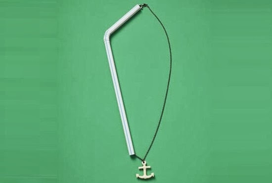 Passe o seu colar por um canudo para impedir que o cordão fique emaranhado. evitar nos emaranhado colar canudo