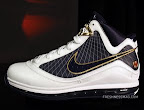 nike zoom lebron 7 gr white navy 1 01 Nike Air Max LeBron VII (7)   White/Navy/Gold Sample Actual Photos