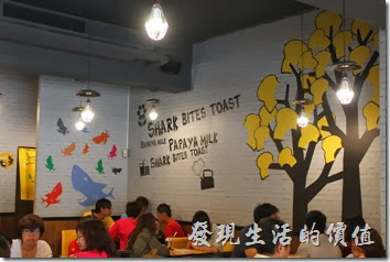 「鯊魚咬土司」台南成功店的環境。