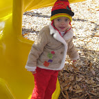Spielplatz- Simona steht auf der Rutsche.JPG