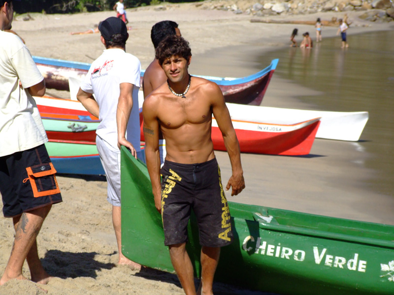 Fotos de Regata de canoas. Foto numero 3799191276. Fotografia da Pousada Pe na Areia, que fica em Boicucanga, próximo a Maresias, Litoral Norte de Sao Paulo (SP).
