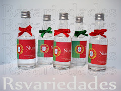 Garrafinha personalizada
    : R$ 3,50 - personalizada cheia  / cento: R$330,00.
    : R$ 2,50 - personalizada vazia / cento: R$230,00.
    : min. 40 unids para ambas as opções.
    : Medidas= 11,5x3,5 cm.
    : Capacidade= 55ml.
    : Opcional lacinho de cetim no gargalo: R$ 0,50 unid.
    : Devido a periculosidade, somente comercializamos a garrafinha vazia para envios via Correios. 
    : As garrafinhas possuem tampa de rosca o que possibilita o preenchimento do conteúdo após o recebimento da encomenda.