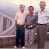 Foto tirada em Castelluccio Inferiore, província de Potenza, Itália, agosto de 1991. Da esquerda para a direita: Bassalo, Mario Crispino, primo do Pedro Crispino e meu primo Paulo Filardo. Ao fundo, vê-se a famosa Ponte Itália, construída sob os pilares mais altos (em torno de 300 m) da Europa.
