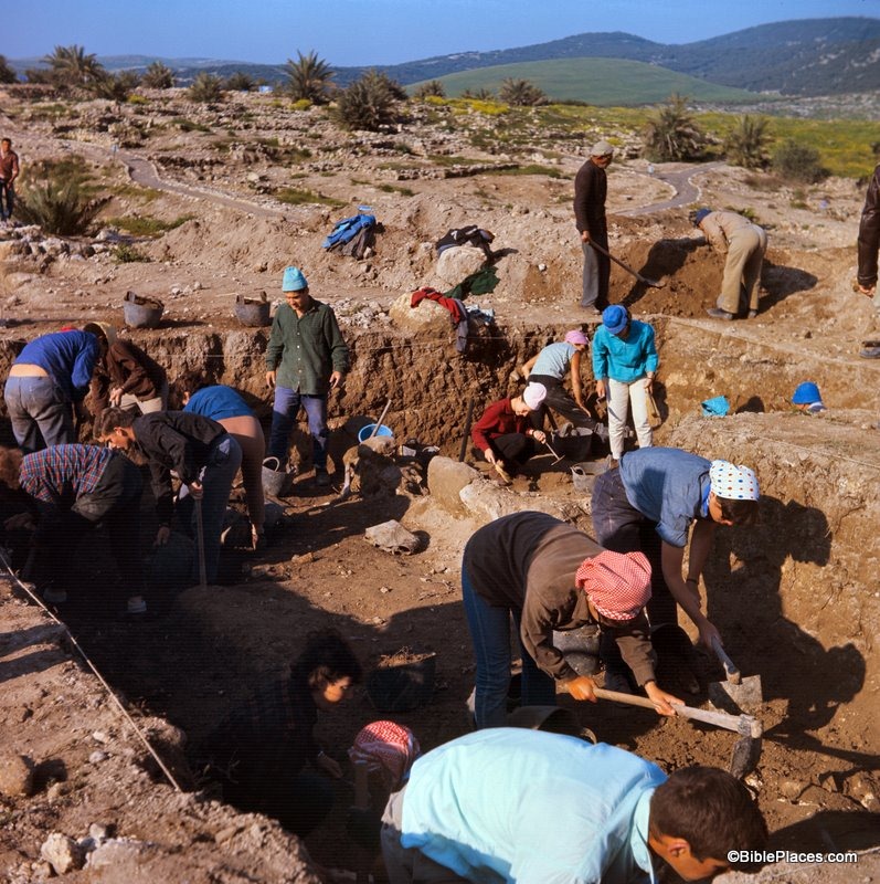 [Megiddo-excavation-of-Solomonic-pala%255B1%255D.jpg]