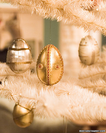 Make ornaments that shimmer with cardboard egg boxes, ornate beads, and trimmings. Make ornaments that shimmer with cardboard egg boxes, ornate beads, and trimmings.